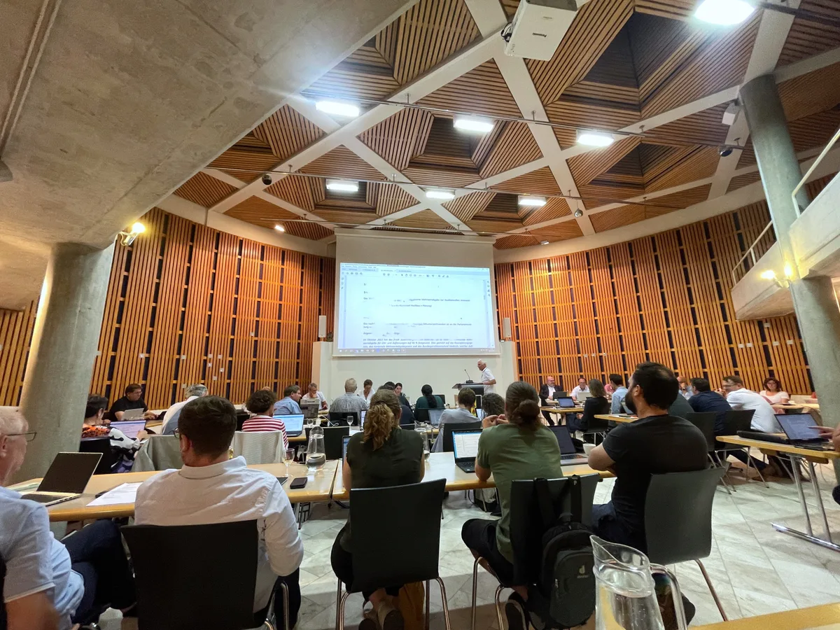 Man sieht das Parlament Wetzikon von hinten.